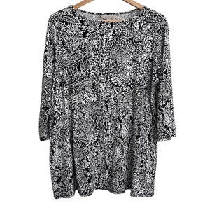 😊3/$30 Laura Ashley 1X B&W paisley tunic top. Buttery soft!